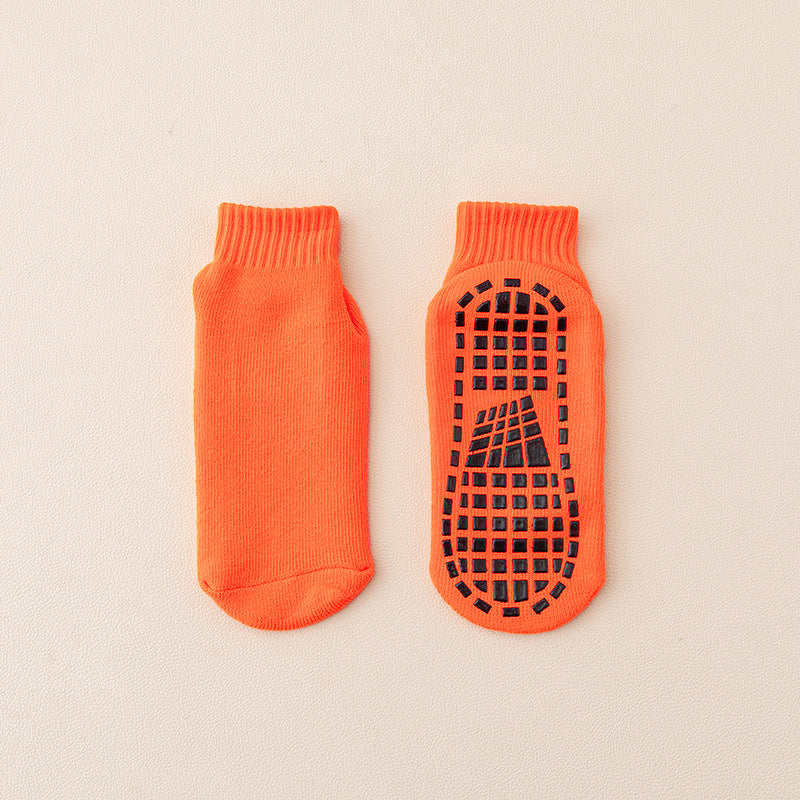 🧦【Kup 3, a 3 dostaniesz gratis】Antypoślizgowe skarpetki podłogowe, pogrubione i ciepłe, idealne na jesień i zimę, zaprojektowane specjalnie do trampolin, dla dorosłych, do jogi w pomieszczeniach i na place zabaw dla dzieci.