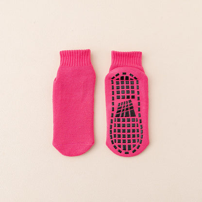 🧦【Kup 3, a 3 dostaniesz gratis】Antypoślizgowe skarpetki podłogowe, pogrubione i ciepłe, idealne na jesień i zimę, zaprojektowane specjalnie do trampolin, dla dorosłych, do jogi w pomieszczeniach i na place zabaw dla dzieci.