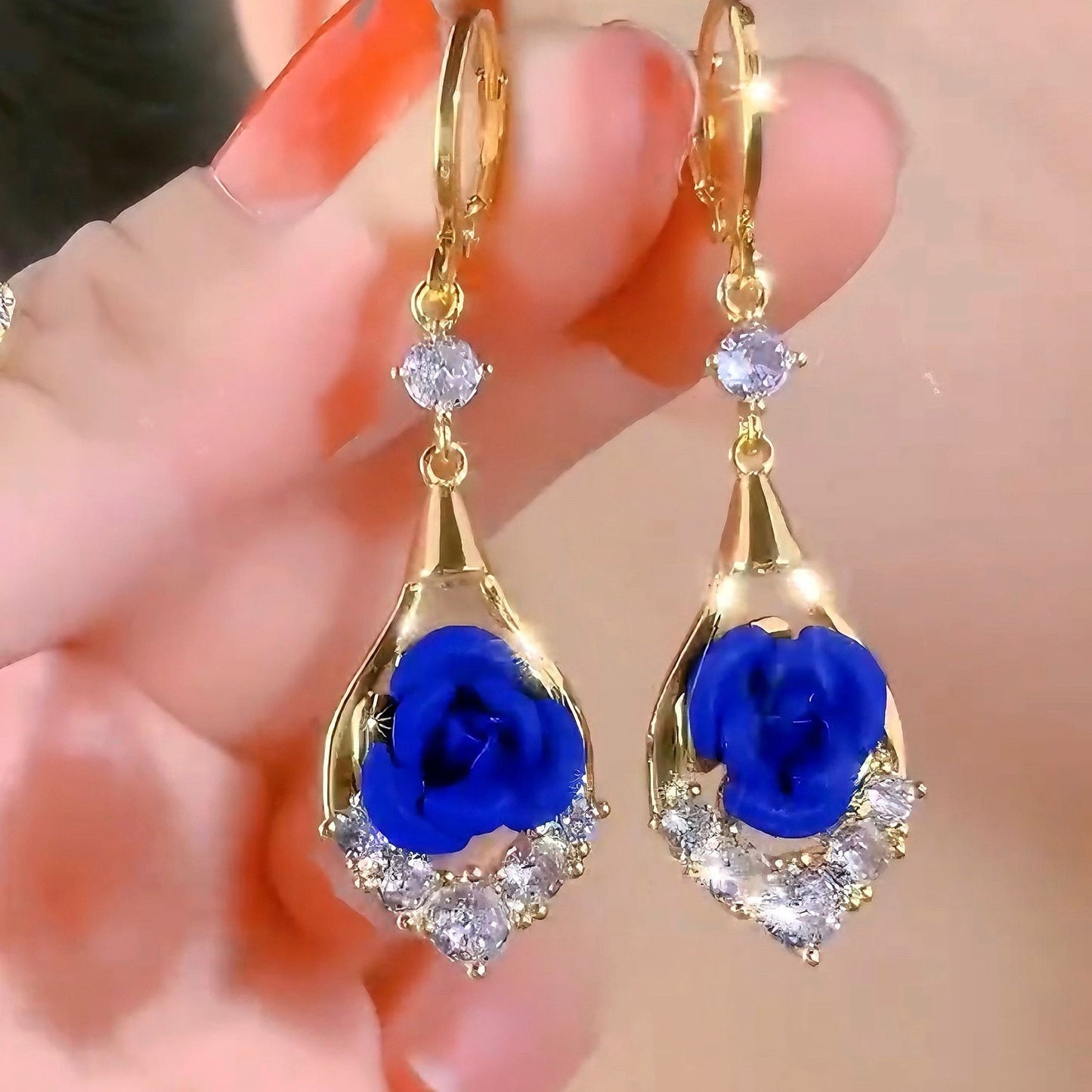 🌹✨【Vásároljon 1 párat, és kapjon 1 párat ingyen】Luxus, elegáns, gyémántokkal kirakott rózsa fülbevalók