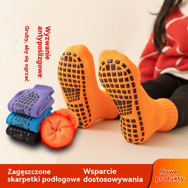 🧦【Kup 3, a 3 dostaniesz gratis】Antypoślizgowe skarpetki podłogowe, pogrubione i ciepłe, idealne na jesień i zimę, zaprojektowane specjalnie do trampolin, dla dorosłych, do jogi w pomieszczeniach i na place zabaw dla dzieci.