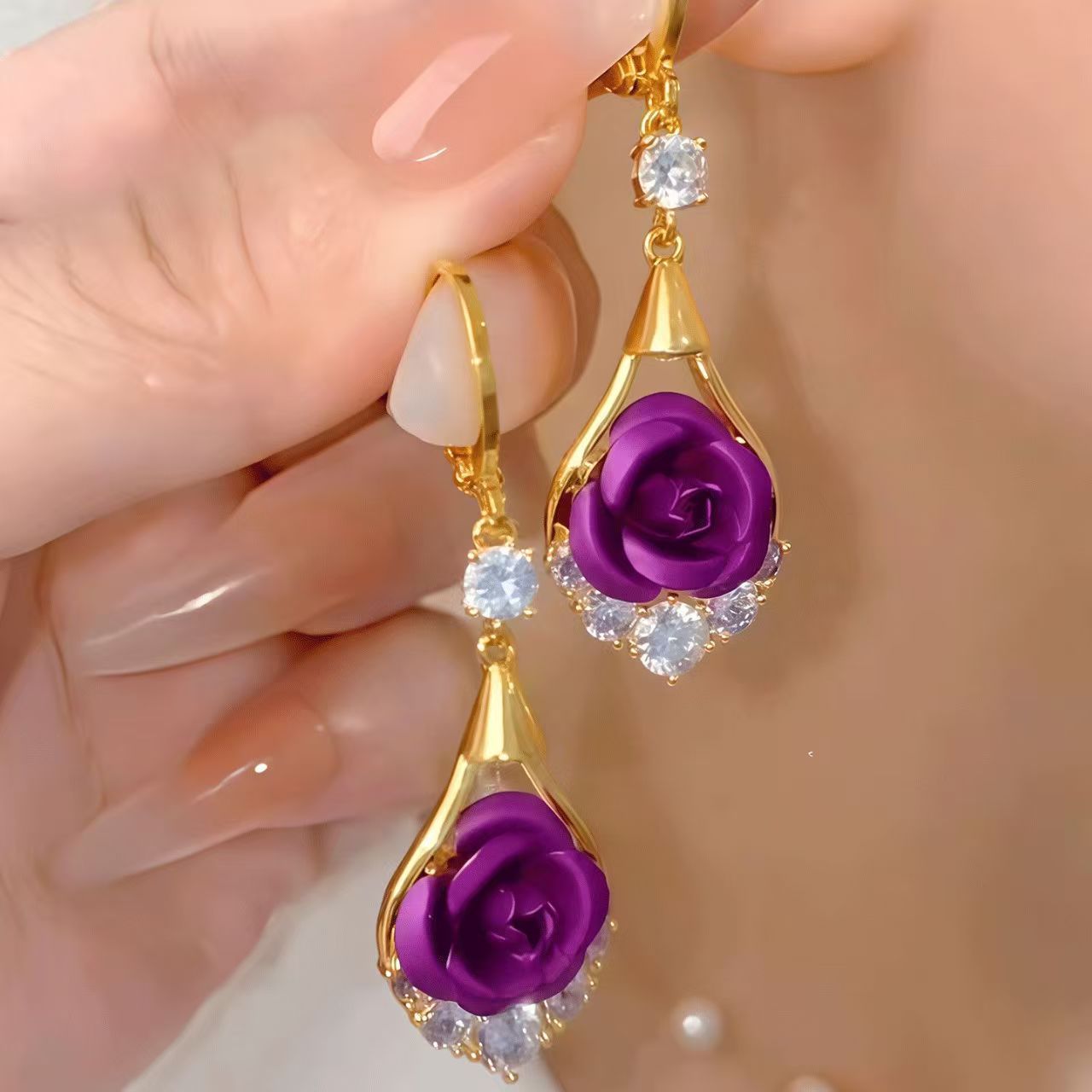 🌹✨【Vásároljon 1 párat, és kapjon 1 párat ingyen】Luxus, elegáns, gyémántokkal kirakott rózsa fülbevalók